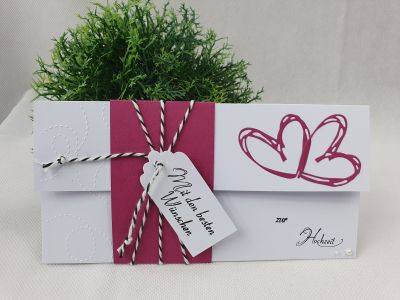 Gutscheinkarte zur Hochzeit - Weiß-Beere mit süßem Prägemuster und Herzen - Hand bestempelt